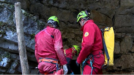 Bueno Fonteno, la discesa nella grotta e la caduta: corsa contro il tempo per salvare la speleologa Ottavia Piana