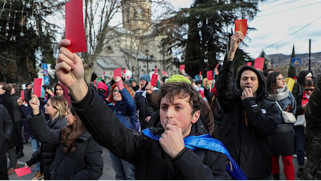 In Georgia si insedia il nuovo presidente Mikheil Kavelashvili. Protese a Tbilisi