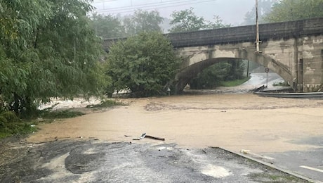 Alluvione a Sori, esonda il torrente: cascate d’acqua dal ponte sull’Aurelia