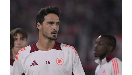 Roma-Dinamo Kiev, Hummels ancora fuori: il riscaldamento e la reazione dei tifosi