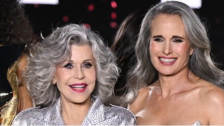 Andie MacDowell e Jane Fonda coi capelli grigi in passerella al grido di “Silver Not Sorry