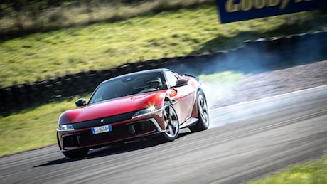 Emozione 12Cilindri: la prova su strada (bagnata) e in circuito della nuova Gran Turismo Ferrari da 830 Cv