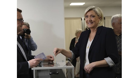 Elezioni francesi: Rn vola ancora, Macron resta terzo (ma recupera 4 punti)