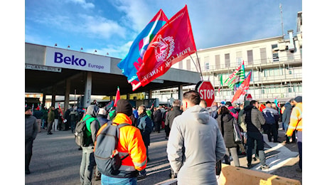 Rabbia e delusione, i due volti degli operai Beko di Cassinetta: “Siamo in ginocchio”