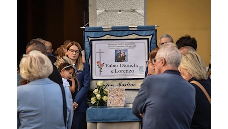 Le domande di Dio, l'amore per Riccardo: l'omelia di Delpini ai funerali