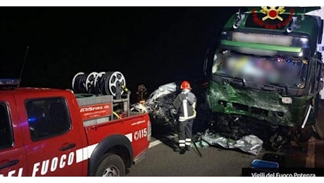Scontro fra un'auto e un camion in Basilicata, morti due giovani di Santeramo
