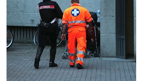 Carignano, prende a martellate la moglie nel sonno poi si getta dal balcone: lei salva, lui rischia la vita