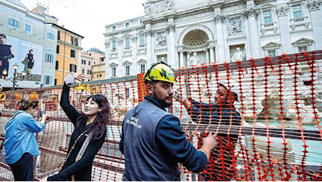 Fontana di Trevi, hostess e Qr code per entrare. Gualtieri: «All'inizio niente ticket, poi si potrà arrivare a 2 euro»