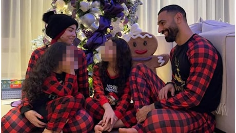 Mohamed Salah sotto l'albero di Natale, insulti e minacce su Instagram da fan musulmani: Ti devi vergognare