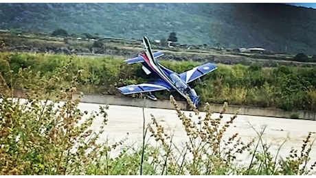 Frecce tricolori, aereo va fuori pista all'aeroporto di Pantelleria: scontro in volo tra due velivoli. «Un pilota è ferito alla gamba»