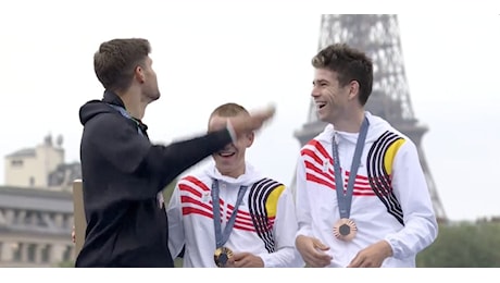 Ganna e il momento surreale sul podio delle Olimpiadi: fa impallidire lo sponsor dei Giochi