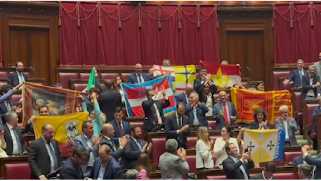 Autonomia: dai banchi della maggioranza sventolano le bandiere regionali, l'opposizione canta l'Inno di Mameli
