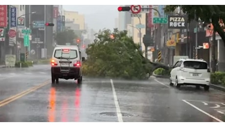 IL VIDEO. Il tifone Krathon si abbatte su Taiwan, almeno 2 morti e 10 feriti