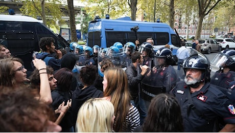 Gli studenti contestano il ministro Valditara in visita a Torino