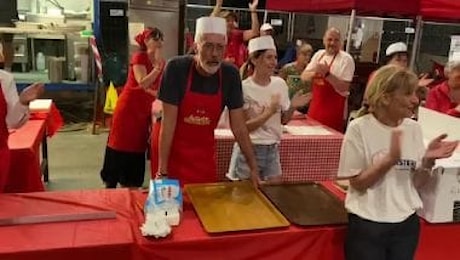 Festa dell'Anpi, Bonelli, Fratoianni e Schlein cantano Bella Ciao con i volontari delle cucine