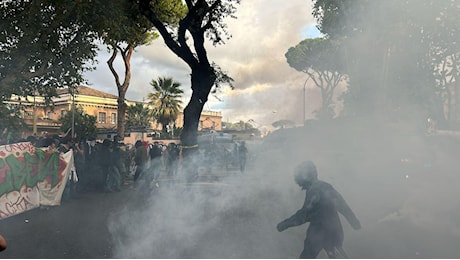 Scontri al corteo pro-Pal a Roma. Bombe carta, sassi e un palo contro i blindati: 24 agenti feriti. Meloni: «Intollerabile»