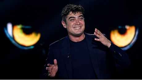 Scamarcio a “Belve” ricorda il set con Bellucci: “Sette ore a fingere un amplesso uno poi si stanca”