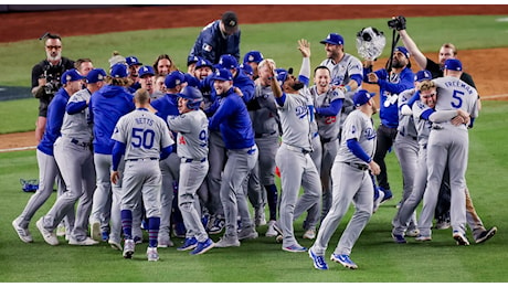 I Dodgers vincono le World Series, inferno a Los Angeles: autobus a fuoco e lancio di oggetti contro la polizia per festeggiare la vittoria