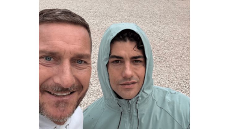 Francesco Totti, la corsetta mattutina al Circo Massimo con… Tony Effe: lo scatto virale - Il Giornale dell'Umbria – il giornale on line dell'Umbria Francesco Totti, la corsetta mattutina al Circo Massimo con… Tony Effe: lo scatto virale - Il Giornale dell'Umbria – il giornale on line dell'Umbria