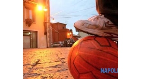 Accoltellato ragazzino di 13 anni: non ha voluto dare il pallone al suo aggressore