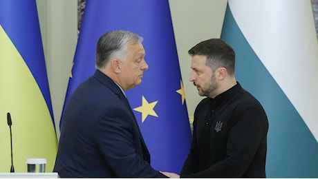 Zelensky al summit di Budapest, stretta di mano con Orban