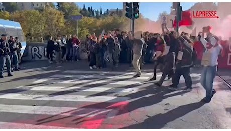 Studenti imbavagliati e ammanettati a Roma: striscioni contro la polizia