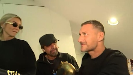 Tapiro d'Oro a Francesco Totti dopo il gossip sul «tradimento» con Jacobelli: «Non lo accetto», e getta il premio per strada