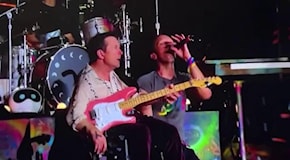 Michael J. Fox a sorpresa suona la chitarra con i Coldplay sul palco al Glastonbury Festival
