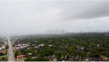 Houston, lo skyline della città scompare dietro la pioggia man mano che si avvicina la tempesta