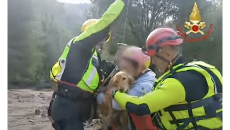 VIDEO. Nubifragi in Sardegna, una donna e un cagnolino messi in salvo a Monte Arcosu. Continuano le ricerche del ragazzo disperso