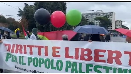 Manifestazione pro Palestina a Roma, la protesta sotto la pioggia