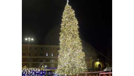 Si accende l'albero di Natale di Roma: per il secondo anno la cerimonia è in piazza del Popolo