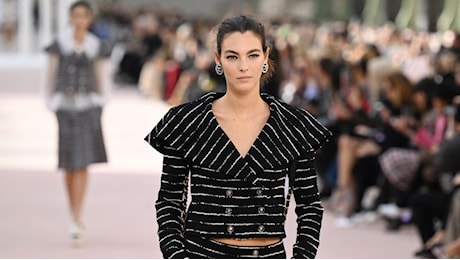 Paris Fashion Week, il make-up da principesse Disney di Coperni, il maxi eyeliner di Chanel, i fiocchi sui capelli di Valentino e le altre tendenze make-up e capelli per la Primavera-Estate 2025