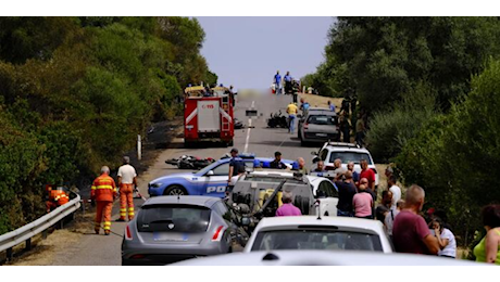Scontro tremendo tra auto e moto a Oristano, muoiono tre centauri. Incendio innescato dall'incidente