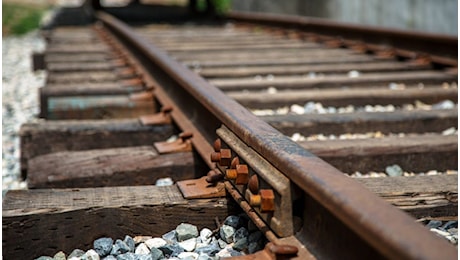 Morto investito dal treno diretto a Malpensa, travolto da convoglio Trenord a Rescaldina: circolazione in tilt