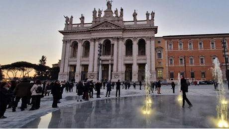 Roma, ecco la nuova piazza San Giovanni: la pavimentazione con cerchi in pietra, il prato, le fontane a raso con zampilli