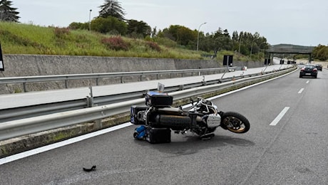 Tragedia sulla A29dir: scontro tra auto e moto, due morti