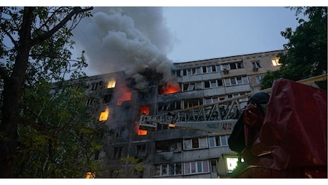 Scatta la tregua di Putin, tre giorni senza guerra. Kiev: Bombe su Sumy dopo mezzanotte - Kiev: Bombe russe su Sumy dopo l'entrata in vigore della tregua russa