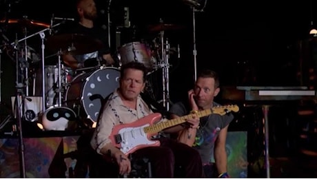 Coldplay, sorpresa al festival di Glastonbury: sul palco cè Michael J. Fox