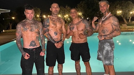 Emis Killa perquisito nell’inchiesta sugli ultras: l’amicizia con Fedez, i legami con Lucci e Rosiello e il caso dello steward aggredito