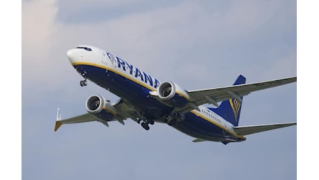 Passeggero molesto su un volo Ryanair Valencia-Milano, il pilota costretto a rientrare in Spagna