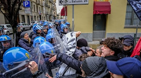 Scontri tra manifestanti e polizia al corteo contro Israele di Torino. Dal governo solidarietà alle forze dell'ordine