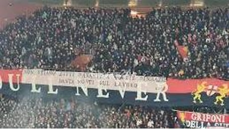 Genoa, striscioni con la rabbia dei tifosi: “Basta morti sul lavoro”