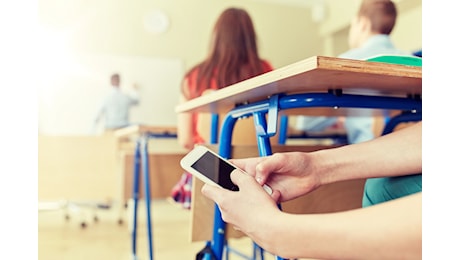 In tutta Europa in arrivo il divieto assoluto di smartphone a scuola fino a 15 anni