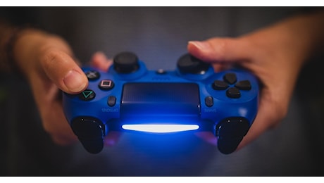 Torino, bestemmia mentre gioca alla PlayStation di notte: la vicina sbrocca e accoltella la madre