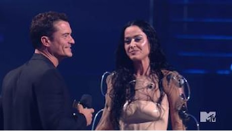 MTV VMAs, Orlando Bloom premia la compagna Katy Perry: tutti pazzi per la dedica d'amore - Video