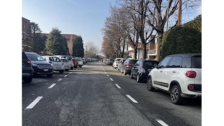 RIVAROLO CANAVESE - Aperto il nuovo centro commerciale, auto parcheggiate ovunque: protestano i residenti