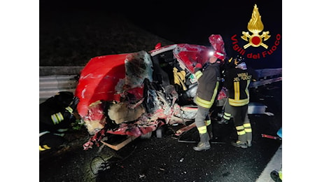 Incidente devastante, muore un uomo in A1: la sua auto trascinata per cento metri da Tir