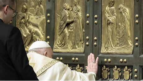 Giubileo a Roma, oggi alle 10 si apre la terza Porta Santa a San Giovanni. Ma Papa Francesco non c'è: al suo posto il Vicario Reina