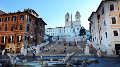 Trinità dei Monti, il mezzo dietrofront della Francia sulla scalinata contesa: “I romani la tengono pulita, ma qualcuno ci dica di chi è”